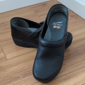 Dansko XP 2.0 Black Leather Clogs
